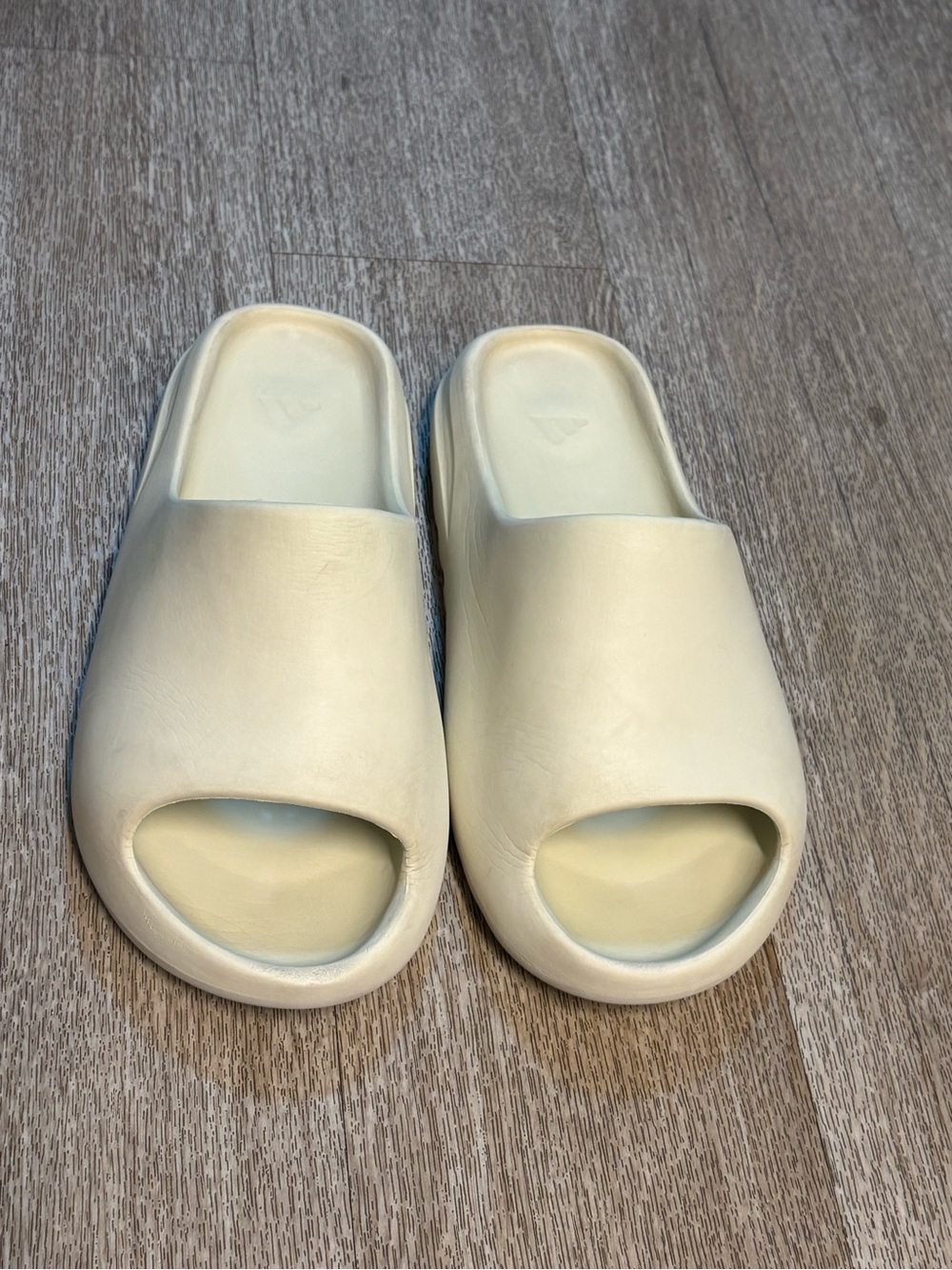 Women’s Yeezy slides size 9.5